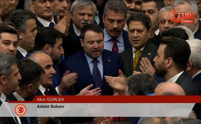 CHP'li vekillerden Meclis'te k&uuml;rs&uuml;y&uuml; işgal edip provokasyona kalkıştılar