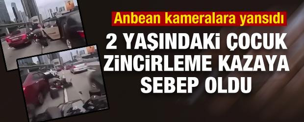 Malezya'da trafikte kapıyı a&ccedil;an 2 yaşındaki &ccedil;ocuk zincirleme kazaya neden oldu