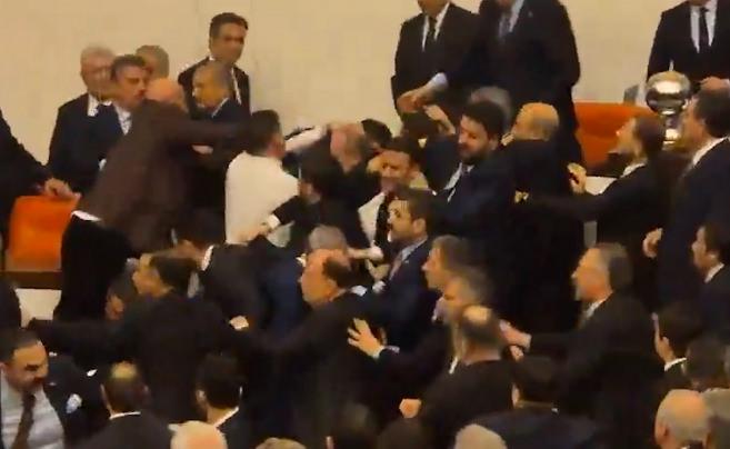Meclis'te k&uuml;rs&uuml;y&uuml; işgal eden CHP'liler ile AK Partili vekiller arasında kavga &ccedil;ıktı