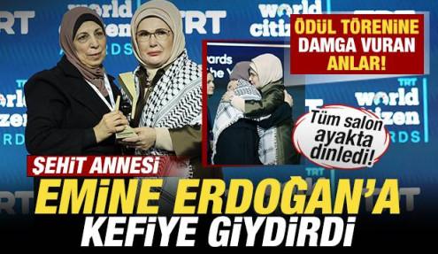 &Ouml;d&uuml;l t&ouml;renine damga vuran anlar! Şehit annesi Emine Erdoğan'a kefiye giydirdi