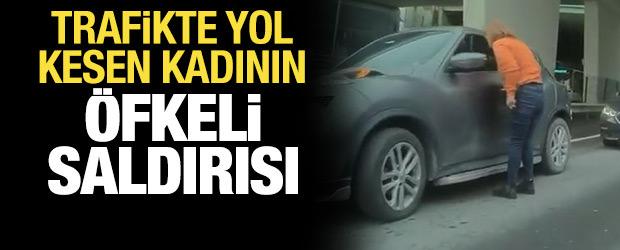 Trafikte yol kesen kadının &ouml;fkeli saldırısı kamerada