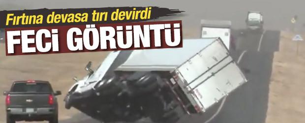 Teksas'ta fırtına dehşeti: R&uuml;zgar devasa tırı oyuncak gibi devirdi