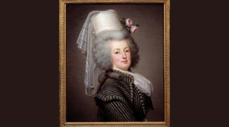 T&uuml;m d&uuml;nyanın ilgi odağında: "Marie Antoinette Style" sergisinde T&uuml;rk şapkası detayı!