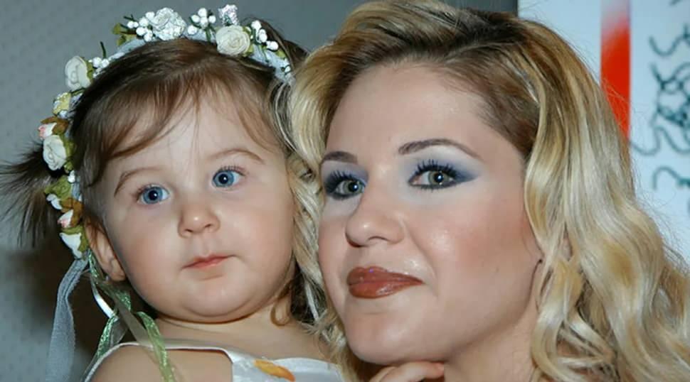 &Uuml;nl&uuml; oyuncu Emine &Uuml;n'&uuml;n kızı b&uuml;y&uuml;d&uuml;: Duru'nun son halini g&ouml;renler abla kardeş sandı!
