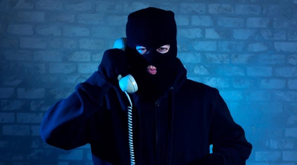 &Uuml;nl&uuml; şarkıcı dolandırıldı!