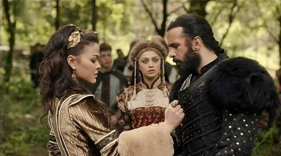 Aslıhan Karalar'ın evinde yangın &ccedil;ıktı! &Uuml;nl&uuml; oyuncu ve annesi &ouml;l&uuml;mden d&ouml;nd&uuml;