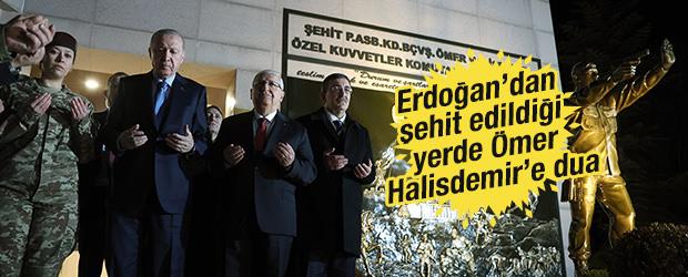 Cumhurbaşkanı Erdoğan, &Ouml;mer Halisdemir'in şehit olduğu noktadaki anıtın &ouml;n&uuml;nde dua etti