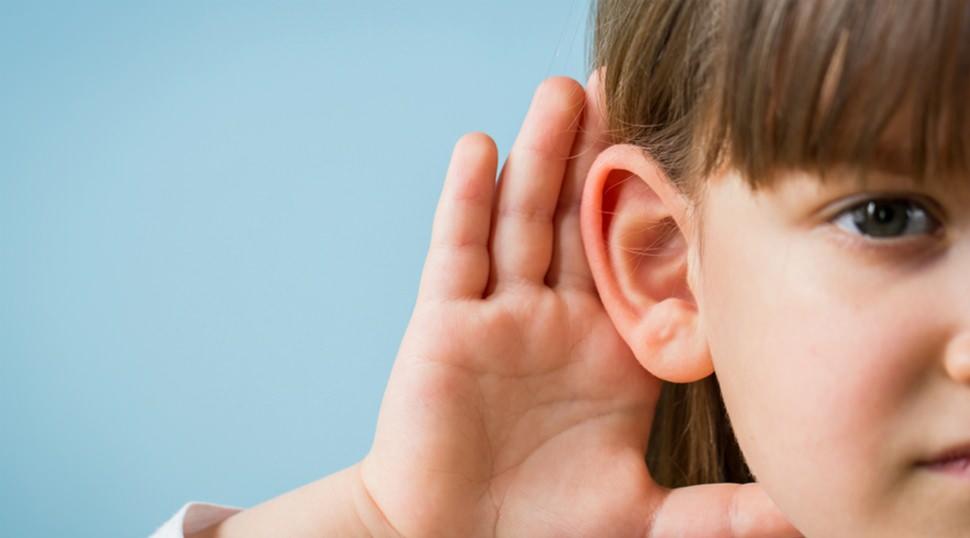 &Ccedil;ocuklarda orta kulakta sıvı birikmesi: Belirtiler, nedenler ve tedavi y&ouml;ntemleri