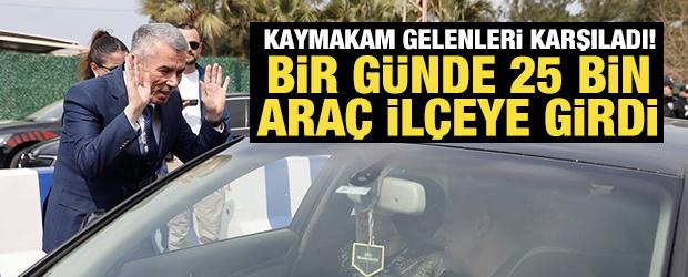Bir g&uuml;nde 25 bin ara&ccedil; il&ccedil;eye girdi: Kaymakam gelenleri karşıladı!