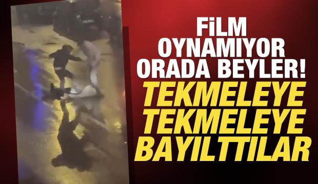 İnsanlığın bittiği an: Yerde baygın yatan adamı acımasızca tekmeleyip ka&ccedil;tılar