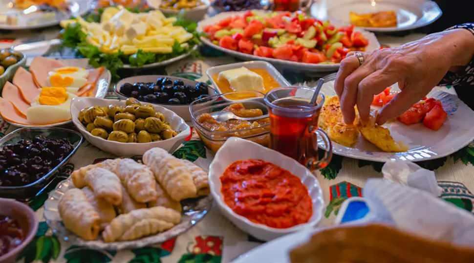 Bayramda sindirim sistemini bozan 5 b&uuml;y&uuml;k hata!