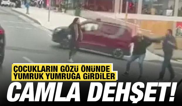 Trafikte camlı saldırı: &Ccedil;ocukların g&ouml;z&uuml; &ouml;n&uuml;nde yumruk yumruğa girdiler