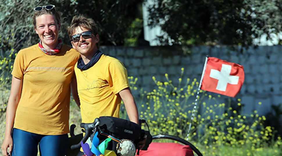 Bisikletle d&uuml;nya turuna &ccedil;ıkan İsvi&ccedil;reli &ccedil;ift T&uuml;rkiye'de: T&uuml;rk halkına hayran kaldılar!