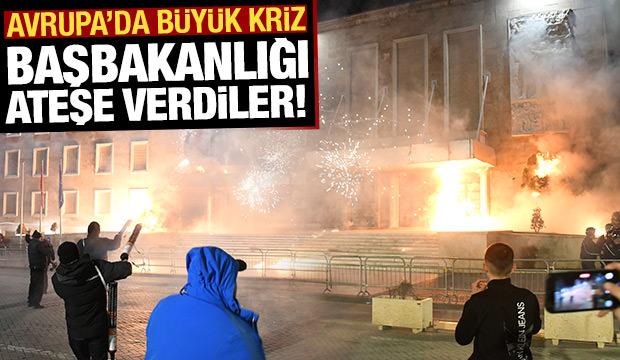 Avrupa'da kriz! &Ouml;fkeli kalabalık Başbakanlığı ateşe verdi