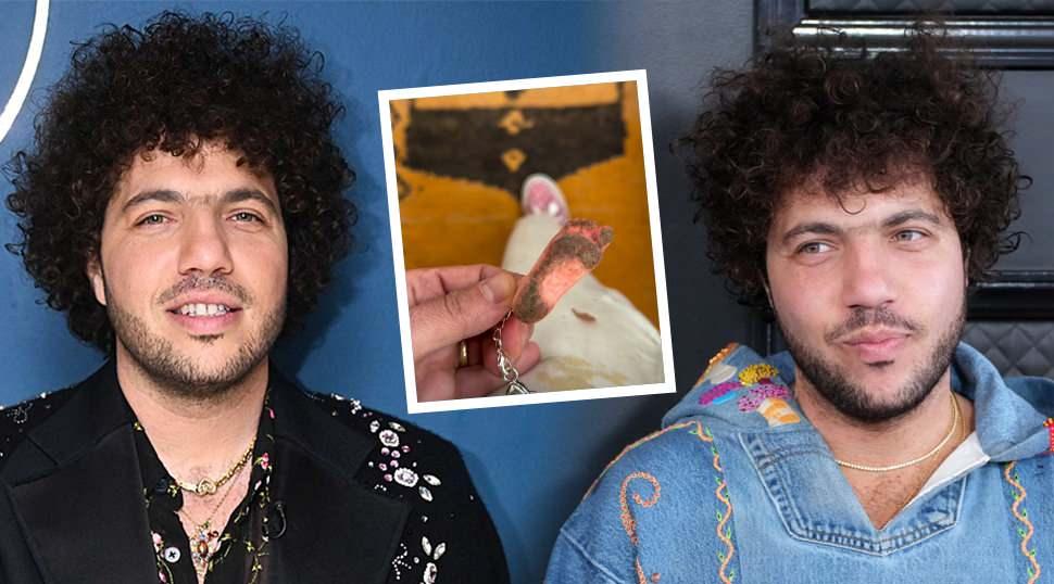 Kirli ayaklarıyla g&uuml;ndem olmuştu: Selena Gomez'in eşi Benny Blanco anahtarlığı olay oldu!