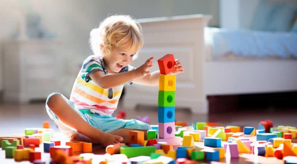 Yeni nesli ebeveynlikte yeni adım: Az oyuncak &ccedil;ok oyun trendi hızla yayılıyor!