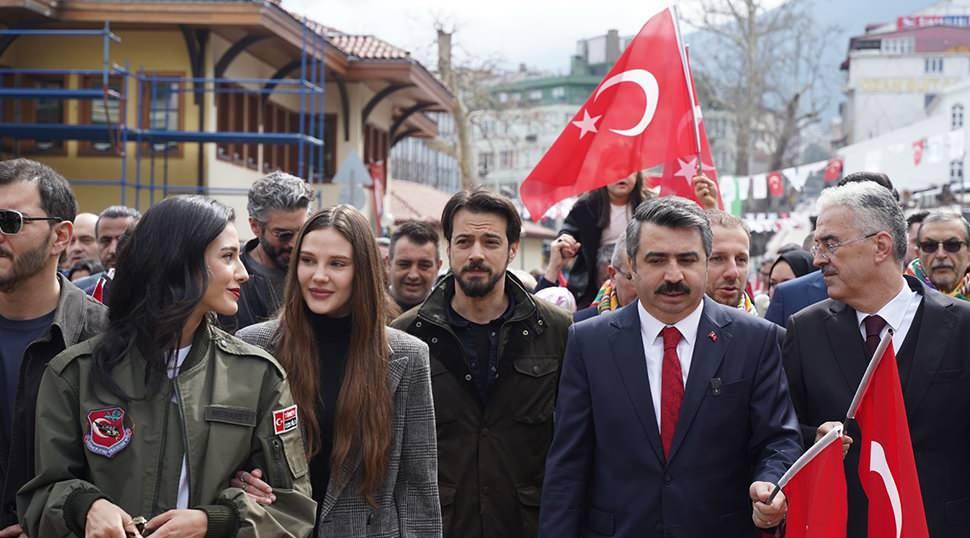 Kuruluş Orhan oyuncuları Bursa'nın fethinin 700. yılı y&uuml;r&uuml;y&uuml;ş&uuml;nde!