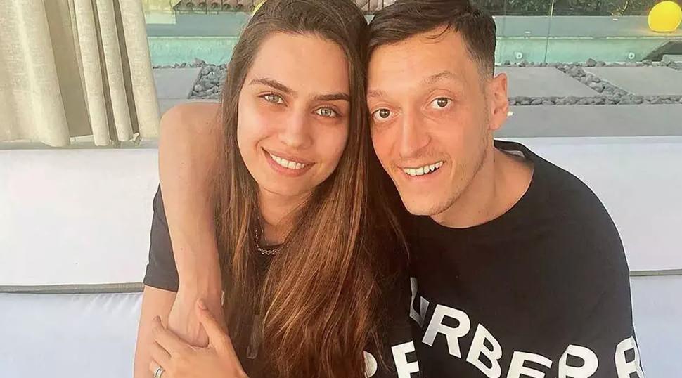 Amine G&uuml;lşe ve Mesut &Ouml;zil'in bebekleri d&uuml;nyaya geldi! Bebeklerine verdikleri isim şaşırttı