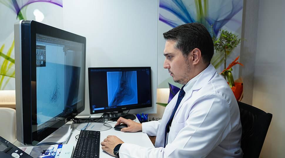 Kronik topuk dikeninde &ccedil;ığır a&ccedil;an y&ouml;ntem: Anjiyografik m&uuml;dahale