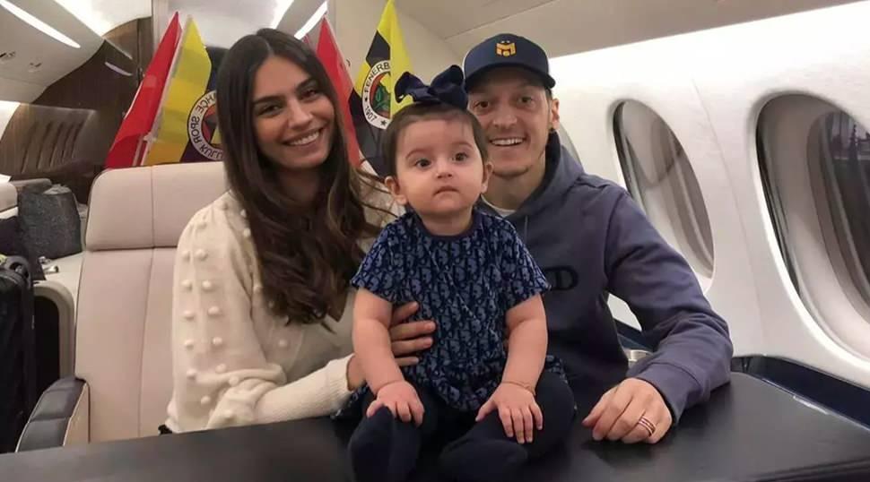 &Uuml;&ccedil;&uuml;nc&uuml; kez baba olan Mesut &Ouml;zil'den kalpleri ısıtan hareket!