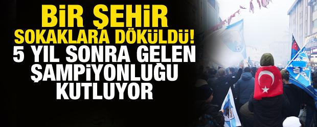 Bir şehir meydanlara d&ouml;k&uuml;ld&uuml;! Dadaşlar şampiyonluğu kutluyor