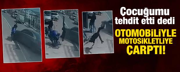 &Ccedil;ocuğunu tehdit ettiğini &ouml;ne s&uuml;rd&uuml;, otomobiliyle motosikletliye b&ouml;yle &ccedil;arptı