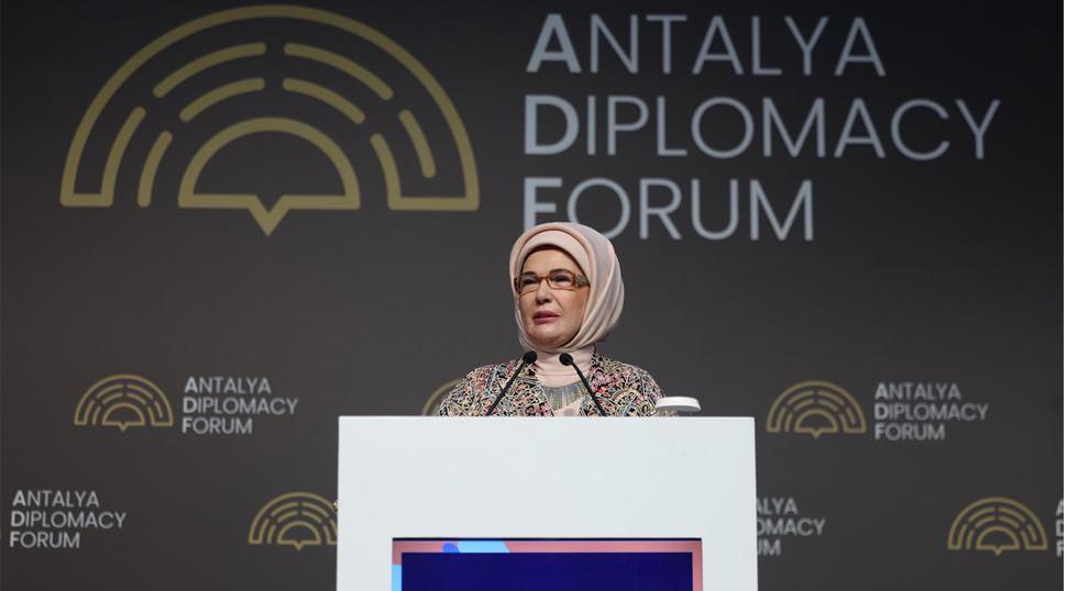 Emine Erdoğan, Antalya Diplomasi Forumu'nda "Filistin İ&ccedil;in Tek Y&uuml;rek" temalı etkinliğe katıldı