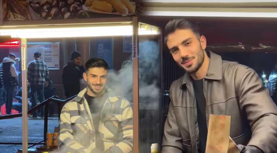 D&uuml;nyada 'Yakışıklı Mısırcı' olarak &uuml;nlendi! Alper Temel bir yayından servet kazandı