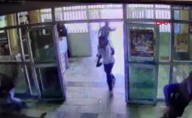 Şanlıurfa'da okula girip rastgele ateş a&ccedil;tı; o anlar g&uuml;venlik kamerasında