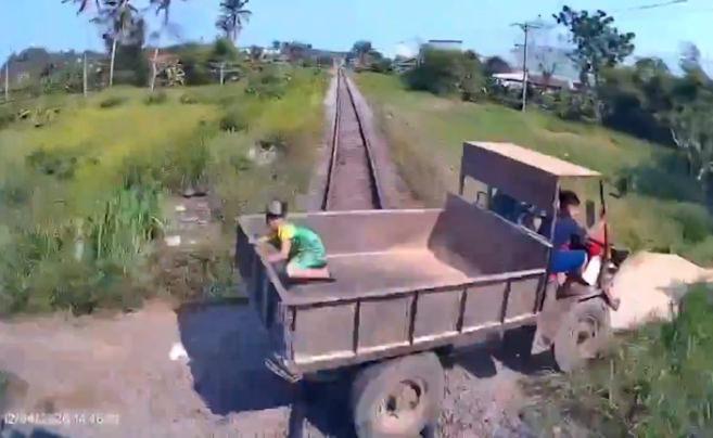  Vietnam'da feci tren kazası: 10 yaşındaki &ccedil;ocuk feci şekilde can verdi