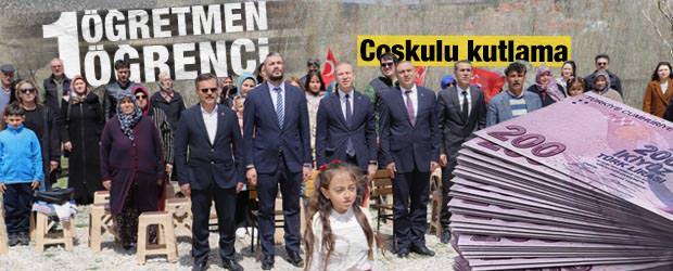 Bu okulda sadece 1 &ouml;ğretmen ve 1 &ouml;ğrenci var: Coşkulu 23 Nisan kutlaması