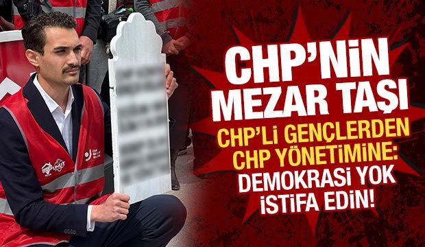 CHP'li gen&ccedil;lerden mezar taşlı eylem: 'Demokrasiye karşı' deyip istifa istediler