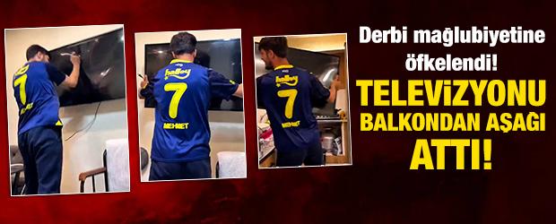 Derbi yenilgisine dayanamadı: G&ouml;z&uuml; d&ouml;nm&uuml;ş taraftar hıncını televizyondan &ccedil;ıkardı!