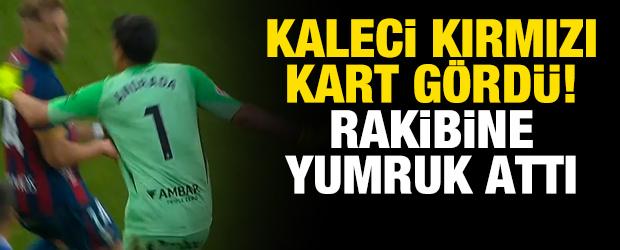 Kaleci kırmızı kart g&ouml;rd&uuml;! Rakibine yumruk attı