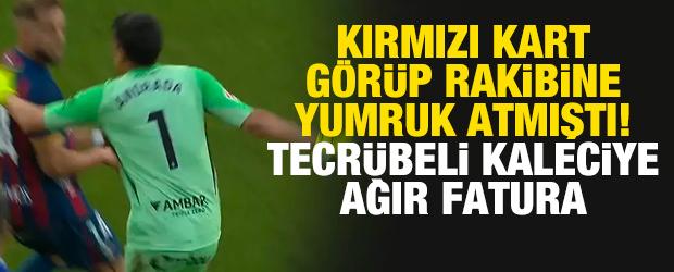 Kırmızı kart g&ouml;r&uuml;p rakibine yumruk atmıştı! Tecr&uuml;beli kaleciye ağır fatura