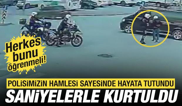 Trafikte polislerden hayat kurtaran m&uuml;dahale: Saniyelerle yarıştılar