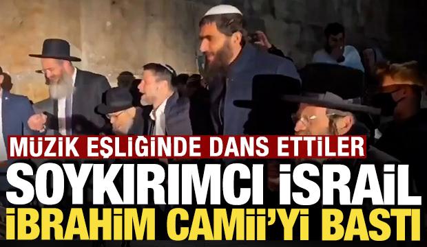 Soykırımcı İsrail Harem-i İbrahim Camii'yi bastı: M&uuml;zik eşliğinde dans ettiler
