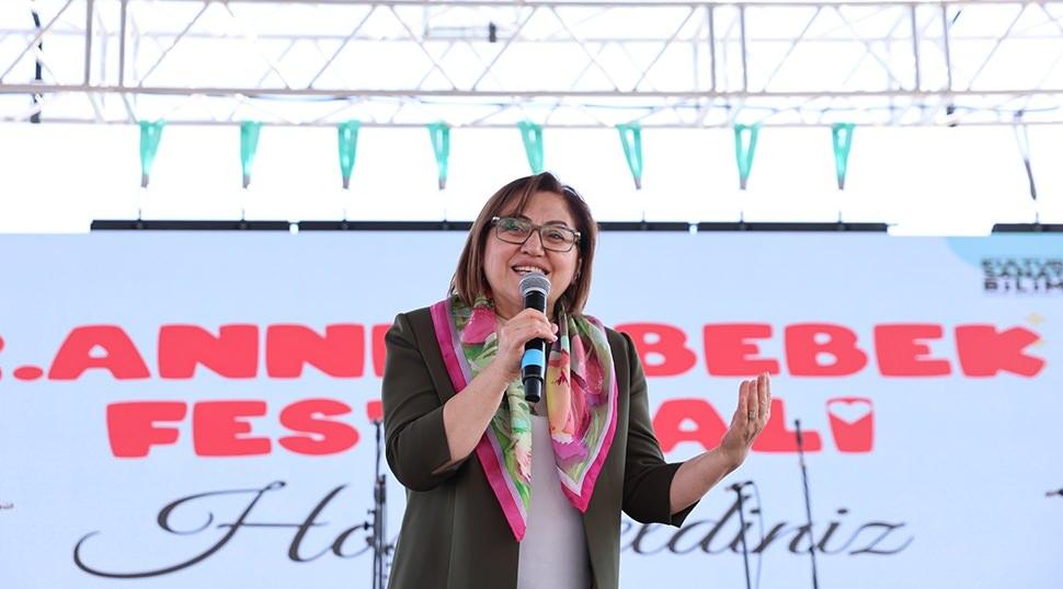 Fatma Şahin&rsquo;den Anneler G&uuml;n&uuml;&rsquo;nde anlamlı buluşma! Bebek festivalinde ailelerle buluştu