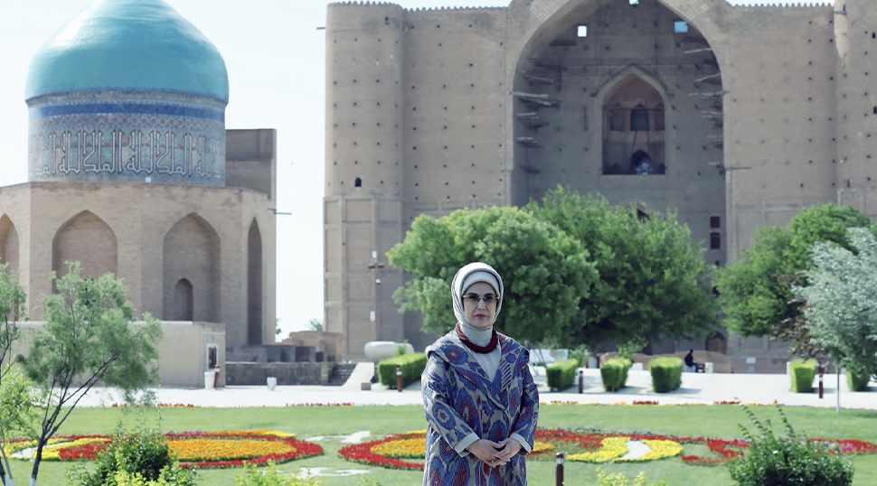 Emine Erdoğan Hoca Ahmet Yesevi T&uuml;rbesi'ni ziyaret etti!