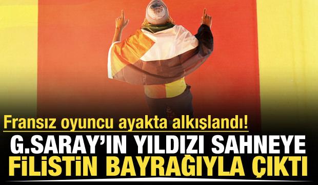 Galatasaray'ın yıldızı sahneye Filistin bayrağıyla &ccedil;ıktı! Binlerce kişi ayakta alkışladı