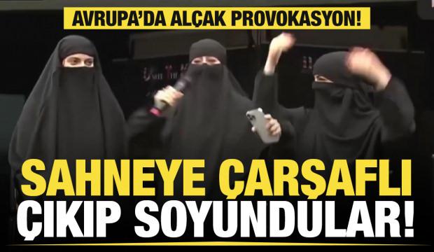İngiltere'de infial yaratan g&ouml;r&uuml;nt&uuml;: Sahneye &ccedil;arşaflı &ccedil;ıkıp soyundular!