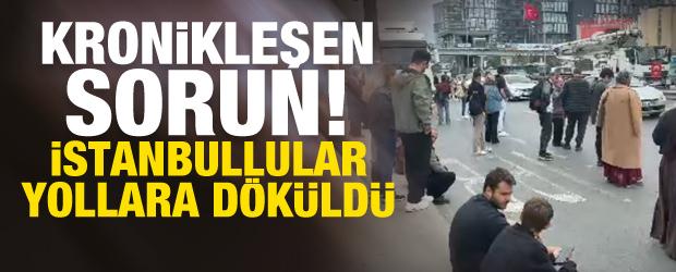 Bah&ccedil;elievler&rsquo;de arızalanan İETT otob&uuml;s&uuml; trafiği fel&ccedil; etti! Vatandaş yola d&ouml;k&uuml;ld&uuml;