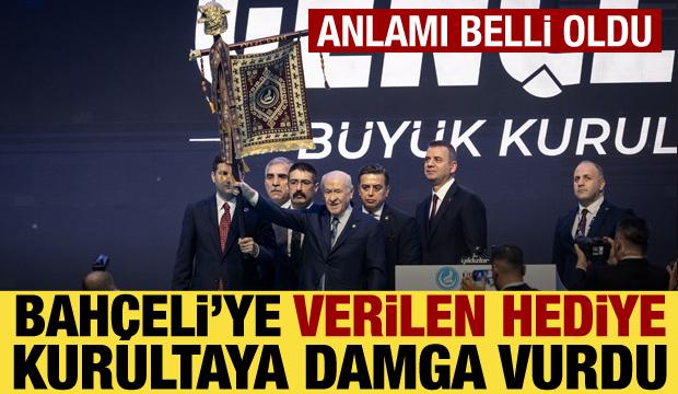 Bah&ccedil;eli&rsquo;ye verilen hediye g&uuml;ndem oldu! Altın kurt başlı tuğ dikkat &ccedil;ekti