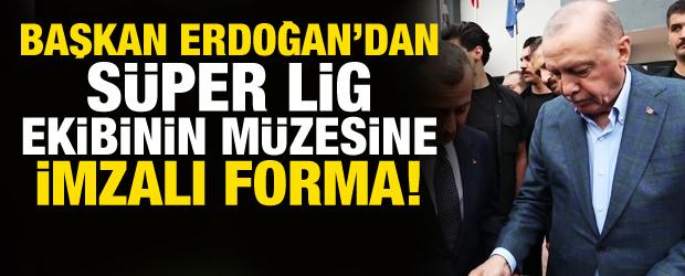 Cumhurbaşkanı Erdoğan'dan S&uuml;per Lig ekibinin m&uuml;zesine imzalı forma!