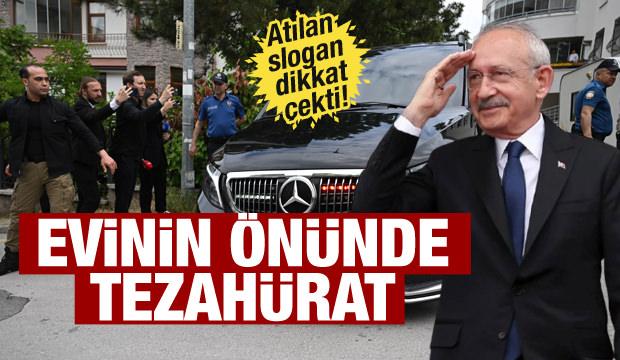 Kılı&ccedil;daroğlu&rsquo;na evinin &ouml;n&uuml;nde tezah&uuml;rat: Dikkat &ccedil;eken slogan!