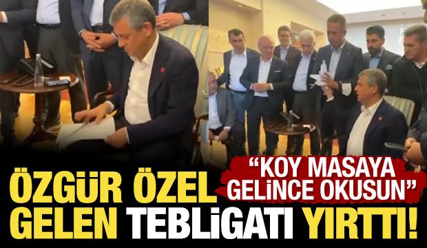 &Ouml;zg&uuml;r &Ouml;zel kendisine gelen tebligatı yırttı! 'Koy masaya gelince okusun'