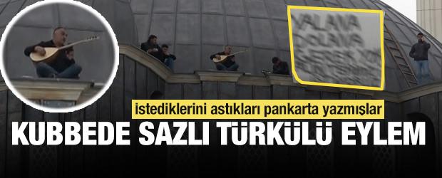 Sivas'ta cami kubbesinde sazlı t&uuml;rk&uuml;l&uuml; maaş eylemi