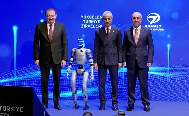 Y&uuml;kselen T&uuml;rkiye Zirveleri'nde Bakan Uraloğlu'na robot s&uuml;rprizi!