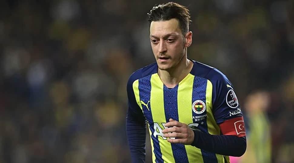 Mesut &Ouml;zil'den aile pozu! Eşi ve &ccedil;ocuklarını paylaştı