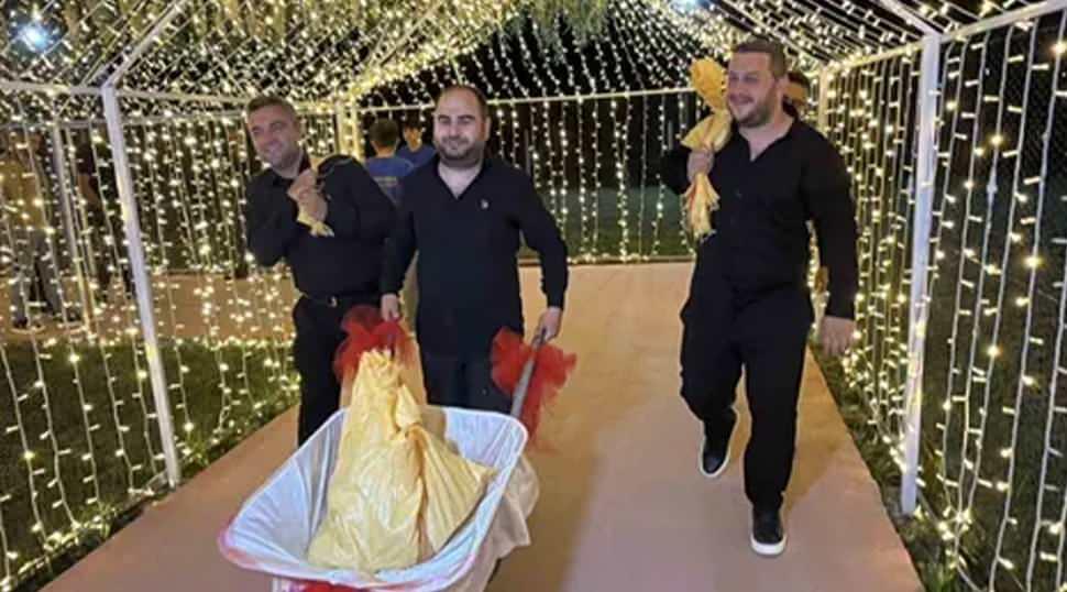 Tokat'ta sıra dışı d&uuml;ğ&uuml;n! Takı merasimine el arabasıyla geldiler